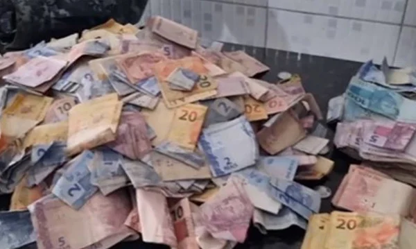 Ladrão rouba carro de padre, acha R$ 23 mil e distribui dinheiro na rua