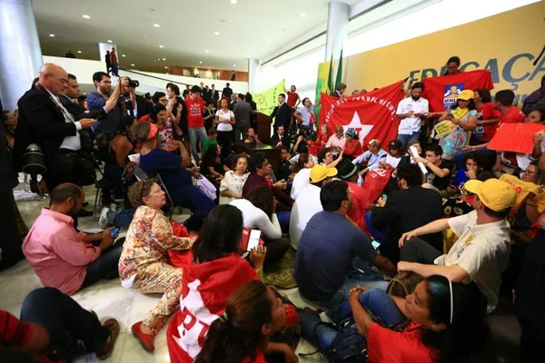 Militantes pró-governo começam a desocupar o Planalto