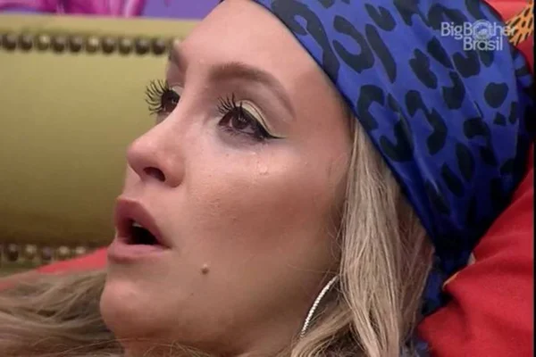 Carla chorando no BBB21