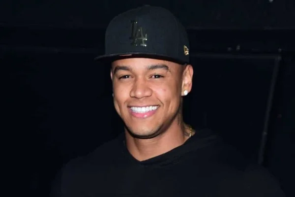 Vídeo. Léo Santana dança excitado ao lado de Anitta e volume dá saltos