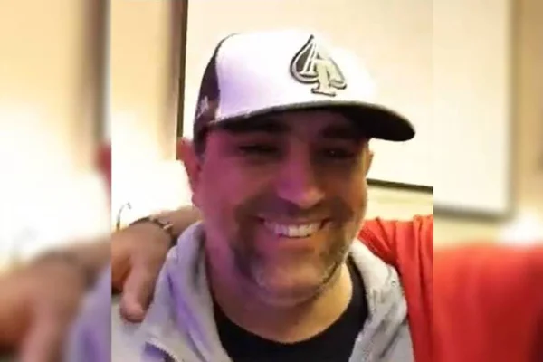 Homem sorrindo de boné