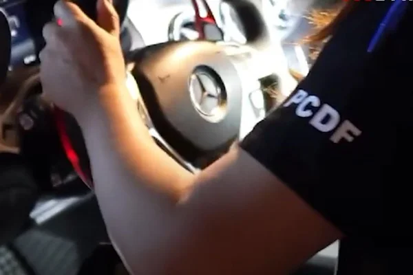 Policial em carro de luxo - Metrópoles