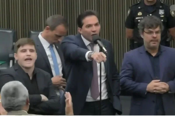Imagem colorida mostra bate-boca entre vereadores após discussão sobre mortes no RJ. Metrópoles