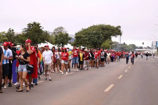 Vídeo: MST e outros movimentos marcham para a posse de Lula