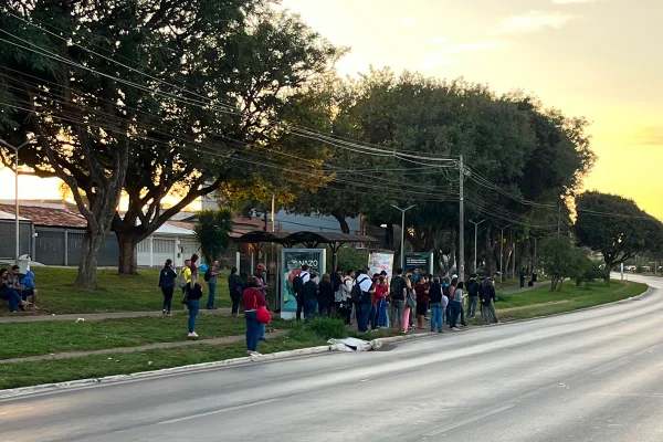 Greve da Marechal deixou as paradas de ônibus lotadas na manhã desta segunda-feira