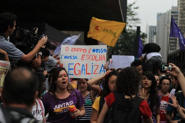 “Caça às bruxas”: denunciadas por abortar, mulheres enfrentam linchamento social