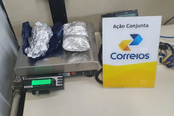 Foto colorida de apreensão de maconha e haxixe em encomenda dos Correios. - Metrópoles