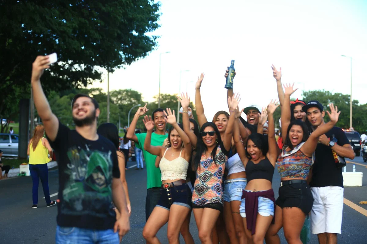 Foliões tomam as ruas de Brasília no segundo dia de carnaval - imagem 8 Foliões tomam as ruas de Brasília no segundo dia de carnaval - imagem 8