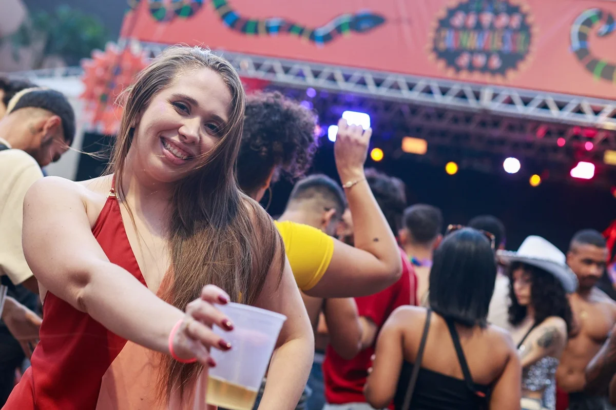 Médica Nandhara foi à festa com amigos Médica Nandhara foi à festa com amigos