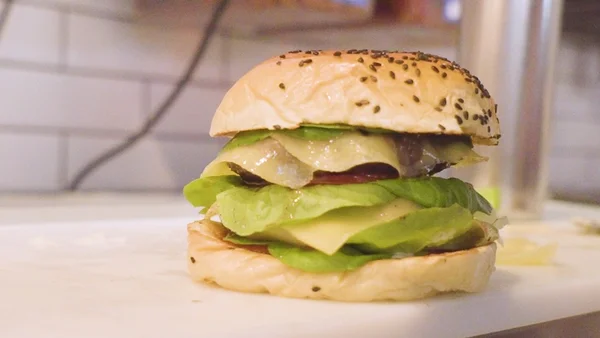 Dia Mundial do Hambúrguer: aprenda a fazer o popular smash burger
