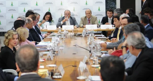 Ibaneis pede criatividade a secretários e diz: “Não existe dinheiro”