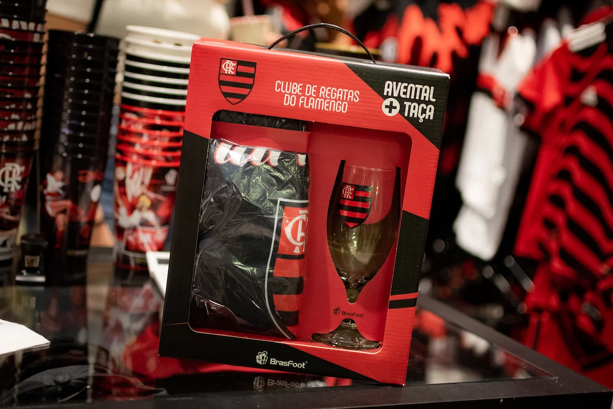 Kit com avental + taça Flamengo, da Nação Rubro Negra - R$ 109,90 Kit com avental + taça Flamengo, da Nação Rubro Negra - R$ 109,90