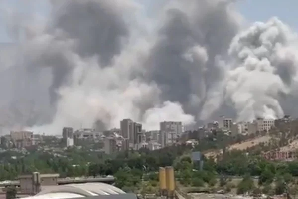 Foto colorida e fumaça branca em Teerã após ataques israelenses - Metrópoles