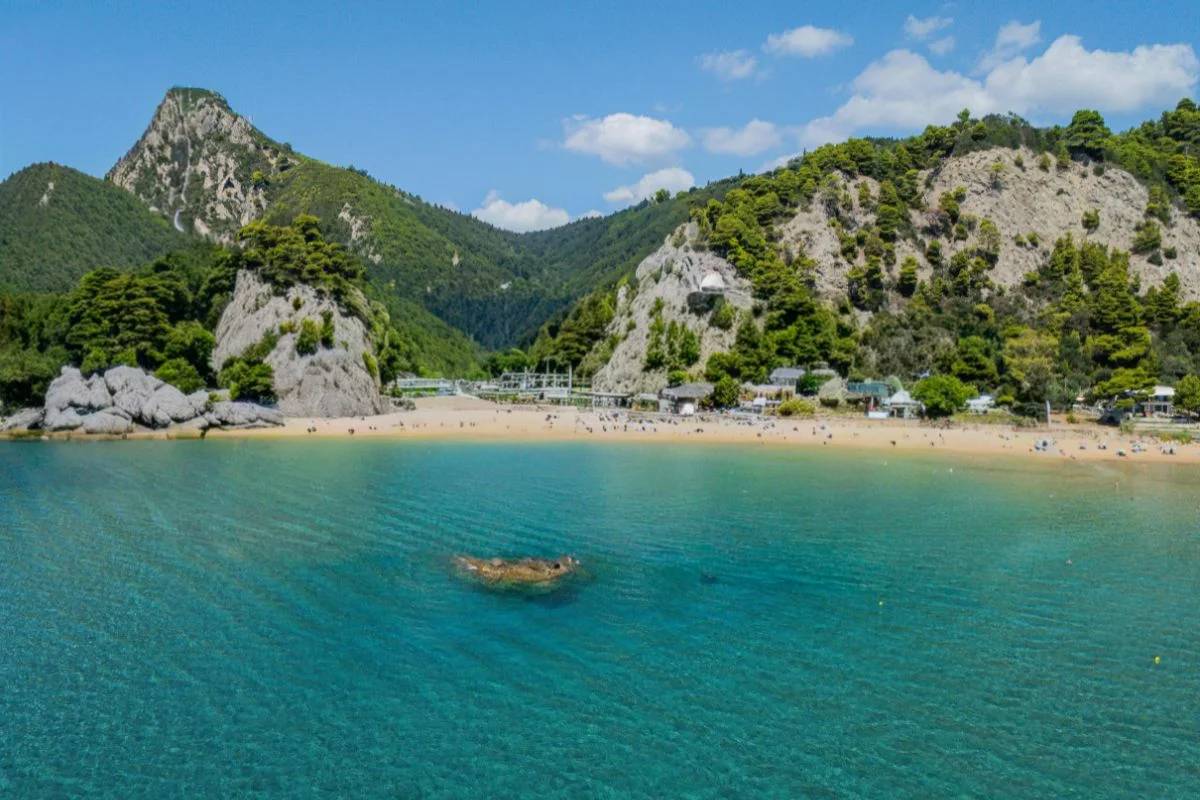 Praia de Glyfada, localizada na ilha de Corfu, na Grécia Praia de Glyfada, localizada na ilha de Corfu, na Grécia