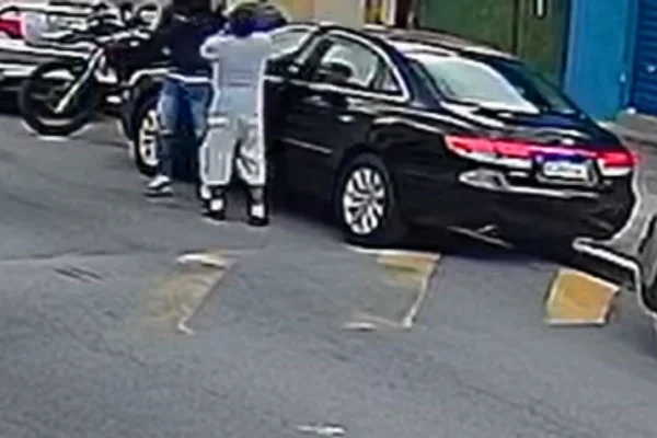 Câmeras de segurança mostram criminosos fugindo logo após o assalto; Homem de, 74 anos, chegou a ser socorrido, mas morreu no hospital - Metrópoles