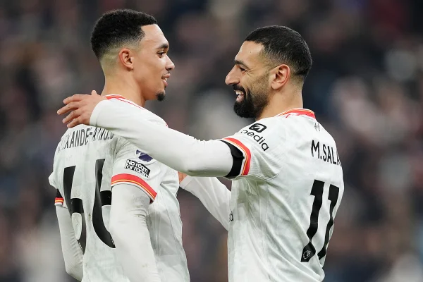 Foto colorida Alexander-Arnold e Mohamed Salah - Metrópoles