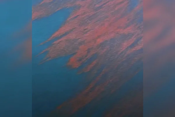 imagem do mar em ilhabela com a cor avermelhada em 2026