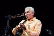 Paulinho da Viola com o cavaquinho 