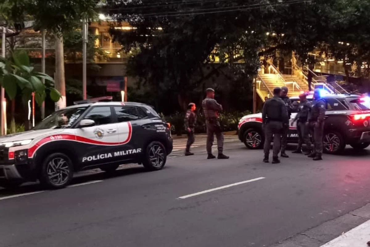 Policiais fazem contenção de ato pró-Flávio em frente ao Insper Policiais fazem contenção de ato pró-Flávio em frente ao Insper