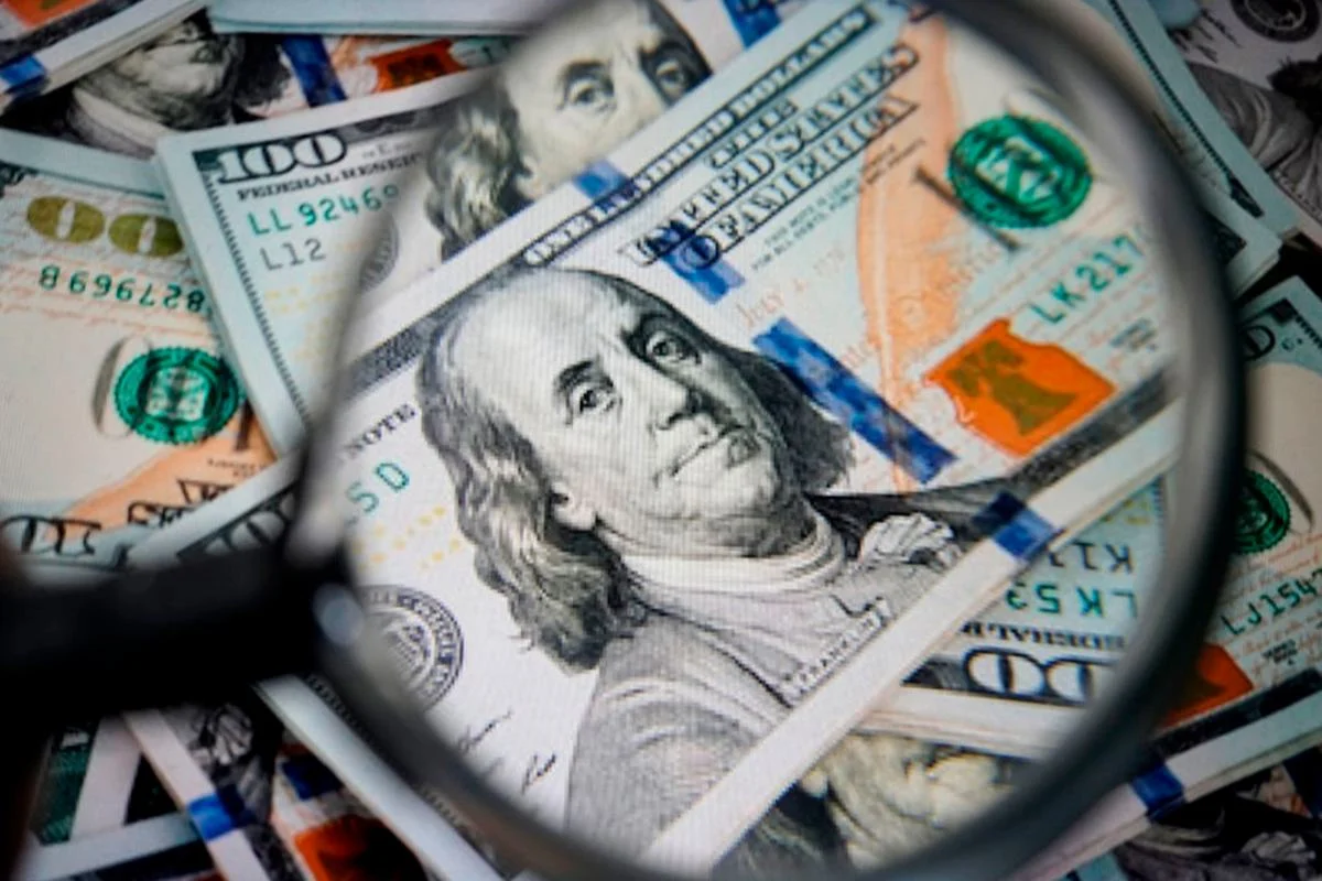 Dólar fica estável nesta sexta, mas, na semana, acumula forte alta
