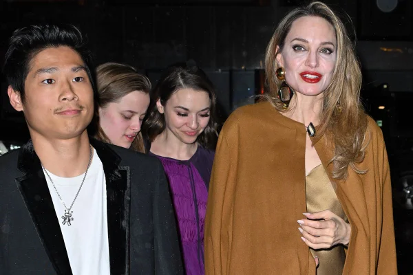 Foto colorida de Pax Jolie-Pitt e Angelina Jolie - Metrópoles