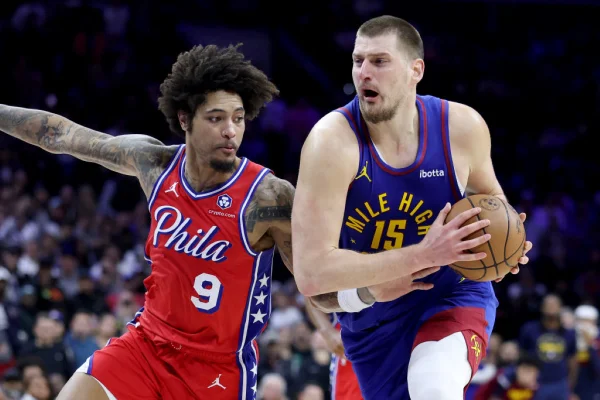 Imagem colorida de Jokic, em jogo da NBA entre Nuggets e 76ers- Metrópoles