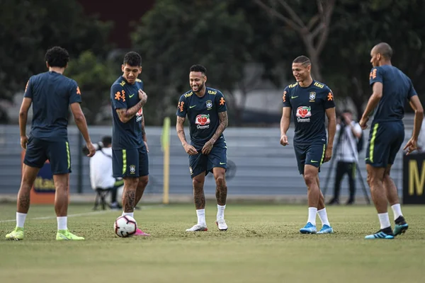 Com 11 jogadores e sem goleiros, Seleção inicia treinos para amistosos