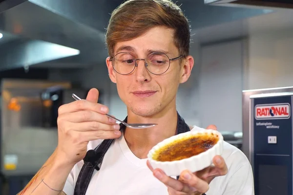 Cozinha de Solteiro: faça o clássico crème brûlée para o Dia dos Pais