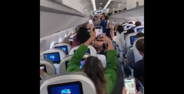 Bolsonaro é hostilizado ao visitar avião no Espírito Santo