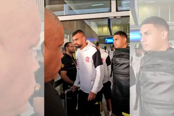 Imagem colorida dos jogadores do Flamengo desembarcando -Metrópoles