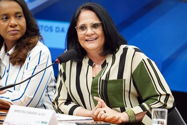 Damares: “Mulher deve ser submissa ao homem no casamento”