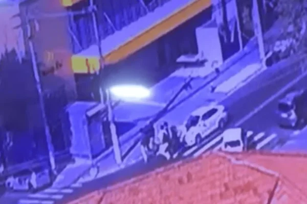 taxista atropela pedestres faixa