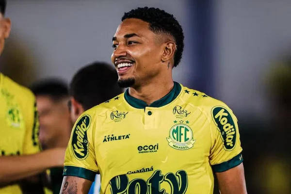Jogador Fernandinho é acusado de “separar” filho da mãe em ação