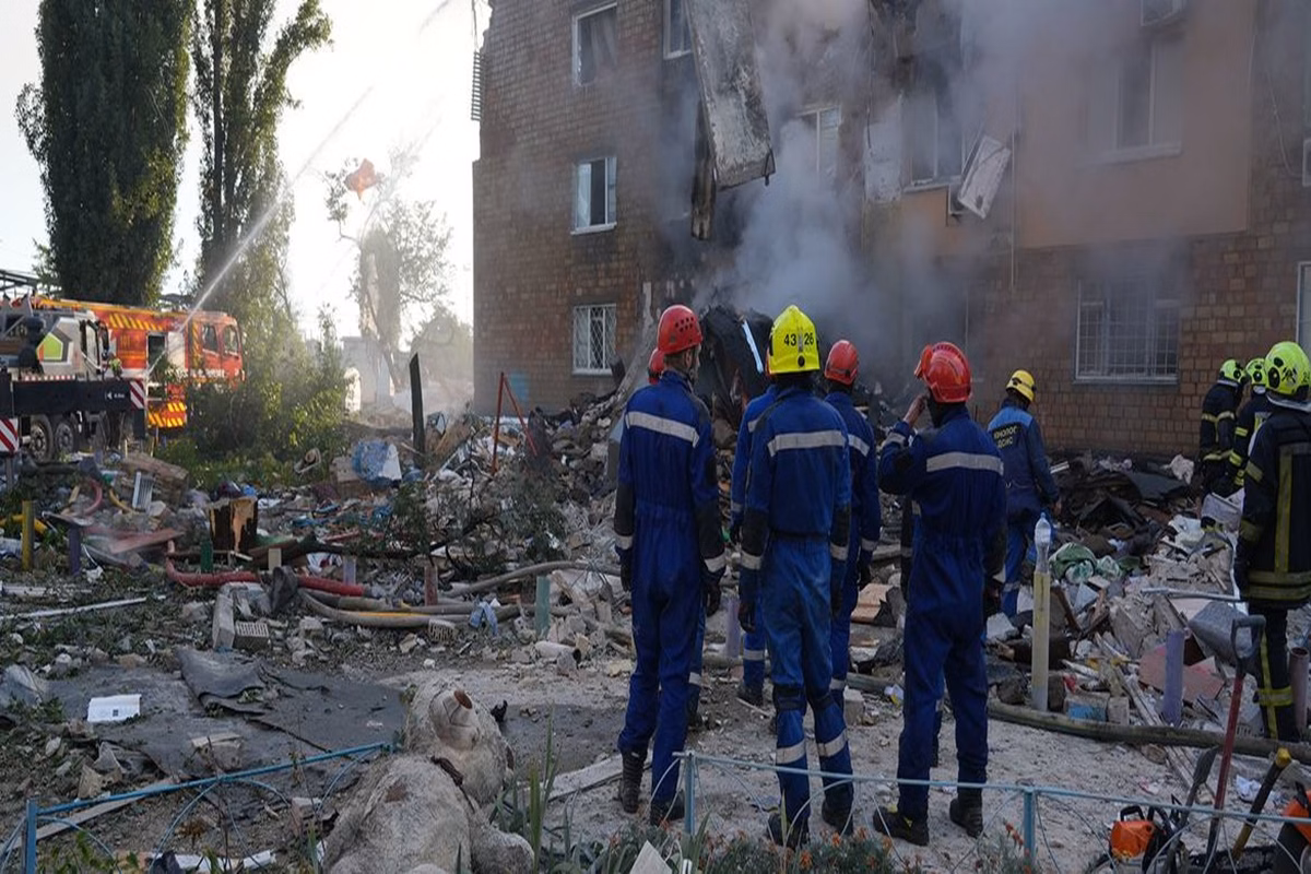 Imagem colorida mostra bombeiro trabalhando em Kiev após um ataque - Metrópoles