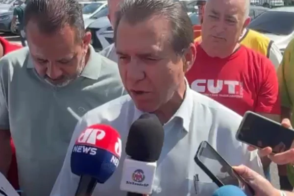 Ministro do Trabalho, Luiz Marinho (PT), em manifestação pelo dia do trabalhador em São Paulo. - Metrópoles