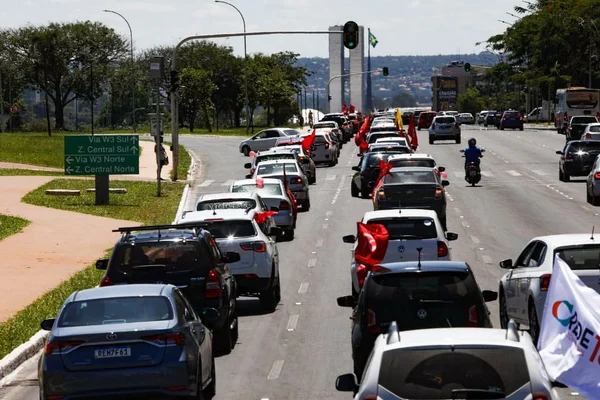 Em carreata, manifestantes protestam contra Bolsonaro no centro de Brasília