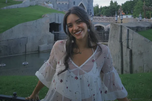 Imagem colorida da influenciadora Débora Aladim