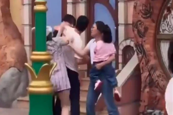 Imagem colorida de briga na Disney - Metrópoles