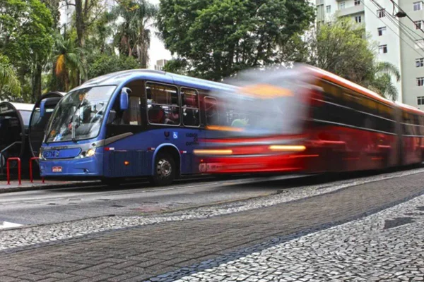 na foto vemos um onibus em alta velocidade