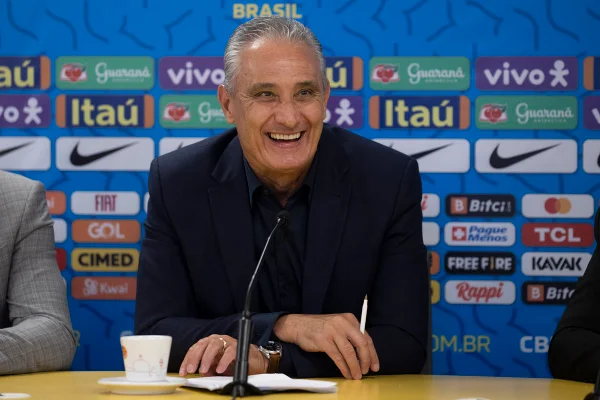 Em coletiva, Tite revela dúvida em todos os setores e apoia Dani Alves