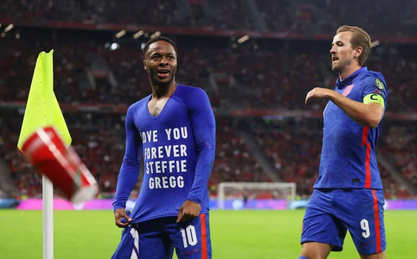 Sterling comemora gol da Inglaterra nas Eliminatórias