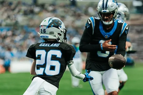 Foto colorida de dois jogadores em um jogo da NFL - Metrópoles