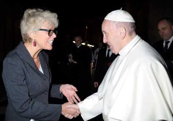 Papa Francisco escolhe brasileira para ser sua vice-porta-voz