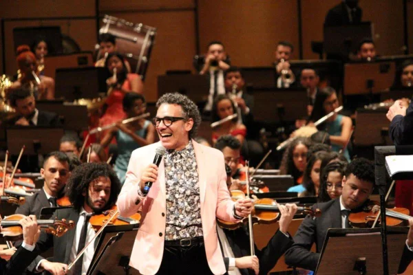 Simoninha leva piano que era do pai para show com Orquestra Heliópolis