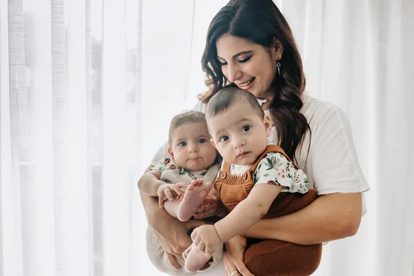 Andréia Sadi e os gêmeos João e Pedro, 6 meses