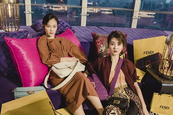 Fendi celebra amizade em campanha de relançamento da bolsa Baguette