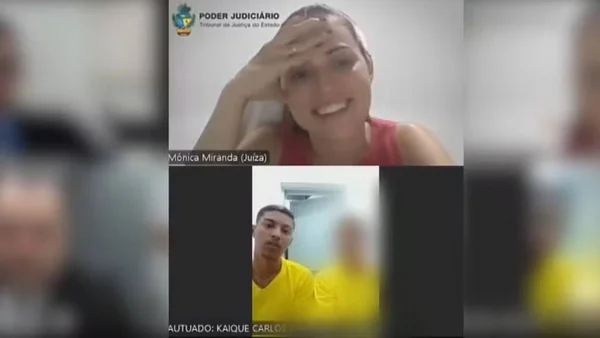 imagem colorida juiza ri durante audiencia de custodia