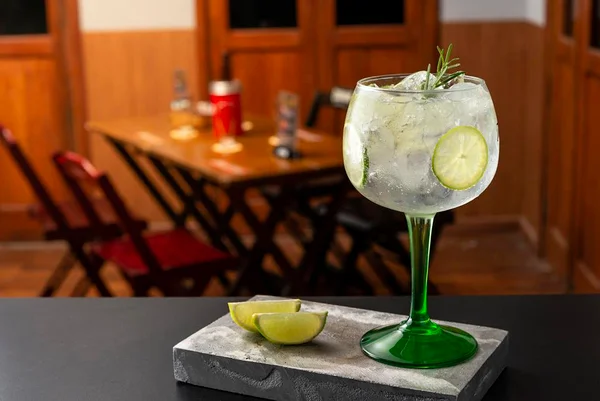Foto colorida de um drinque com limão - Metrópoles