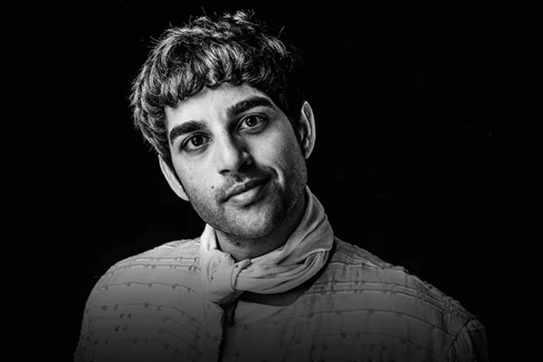 Foto em preto e branco de Paras Patel como o Mateus de The Chosen - Metrópoles