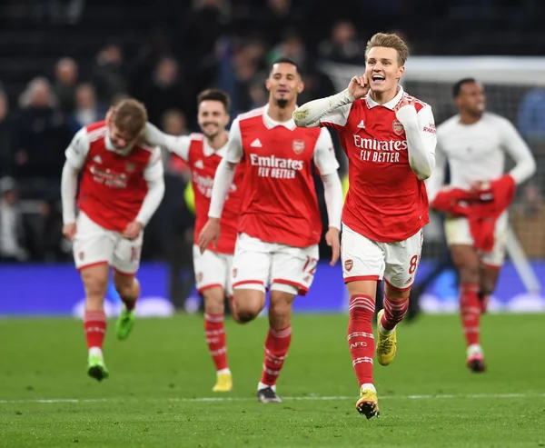 Arsenal ganha e abre liderança - Metrópoles